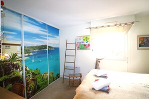 2 habitaciones, escritorio y tabla de planchar con plancha 