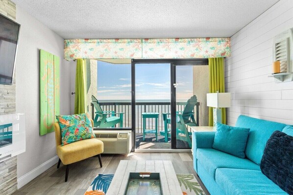 Una televisión, una chimenea