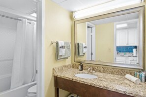 Ducha, secador de pelo y toallas