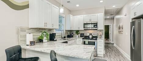 Een koelkast, een magnetron, een oven, een kookplaat