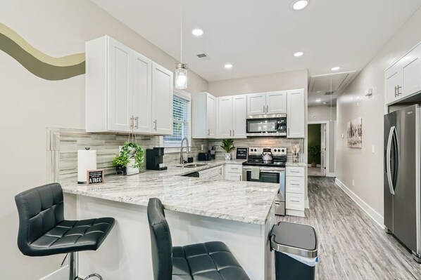 Réfrigérateur, micro-ondes, four, plaque de cuisson