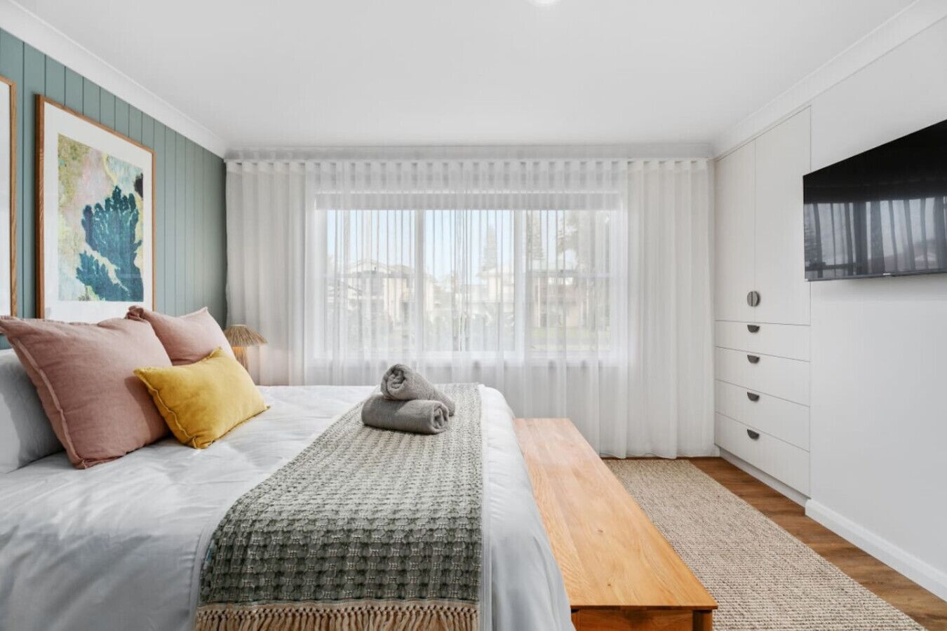 4 slaapkamers, een bureau, een strijkplank/strijkijzer, reisbedje