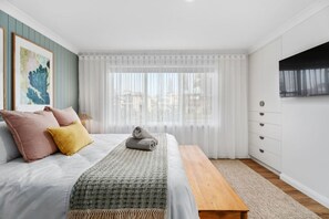 4 habitaciones, escritorio y tabla de planchar con plancha 