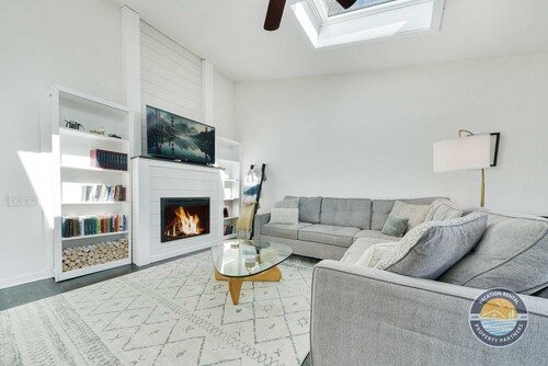 Lake Geneva Retreat Sleeps 8 with Fireplace