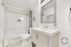 Douche, sèche-cheveux, serviettes fournies, shampoing