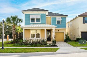 Exterior - Modern 6BR Retreat Private Pool Near Disney (Kissimmee)