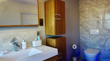 Apartment | Bathroom | Shower, hair dryer, towels