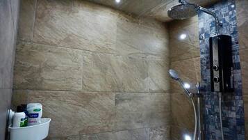 Appartement | Salle de bain | Douche, sĂšche-cheveux, serviettes fournies