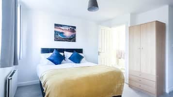 6 bedrooms, iron/ironing board, WiFi, bed sheets