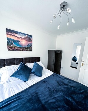 6 bedrooms, iron/ironing board, WiFi, bed sheets