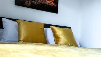 6 bedrooms, iron/ironing board, WiFi, bed sheets