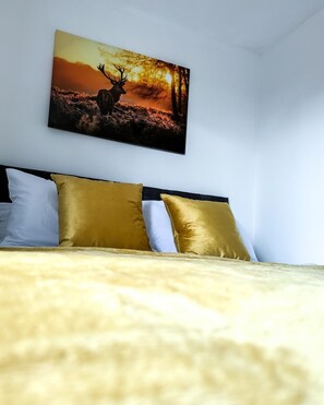 6 bedrooms, iron/ironing board, WiFi, bed sheets