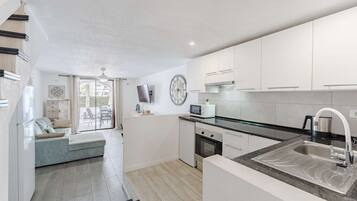 Kylskåp, mikrovågsugn, ugn och spishäll