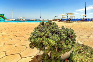 A heated pool - Sea Breeze and Rustic Terrace Charm (Callao Salvaje)
