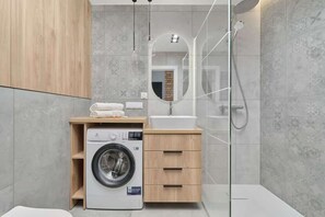 Doccia, asciugacapelli, shampoo