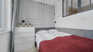 Tabla de planchar con plancha, wifi y ropa de cama