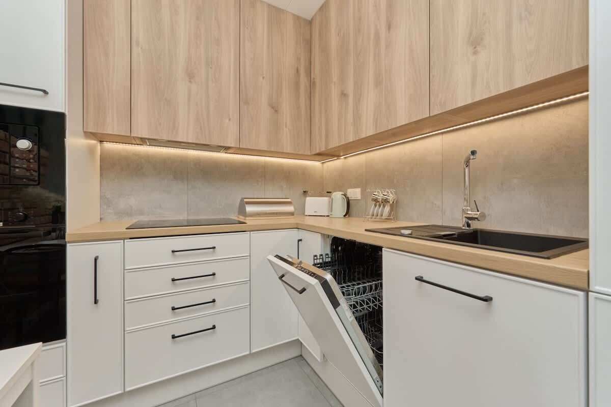 Frigorifero, microonde, forno, piano cottura