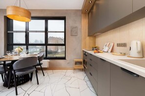 Fridge, oven, stovetop, dishwasher