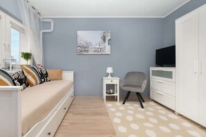 TV - Cozy Studio with Balcony | Quiet Neighborhood and Elevator (Lódz)