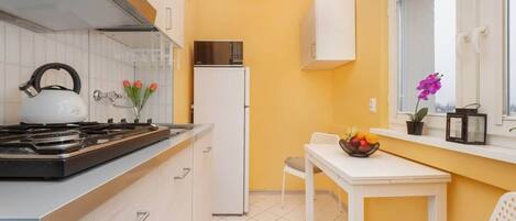 Fridge, microwave, stovetop, dishwasher