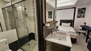 Habitación triple superior | Baño | Artículos de higiene personal gratuitos