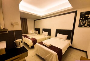 Quarto triplo superior | Escrivaninha, Wi-Fi de cortesia