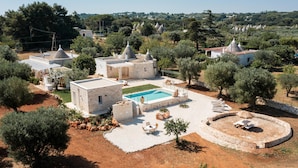 A villa with a swimming pool, outdoor seating, and a garden. - Donna Vincenza in Selva di Fasano (Monopoli)