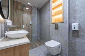 Douche, sèche-cheveux, serviettes fournies, savon