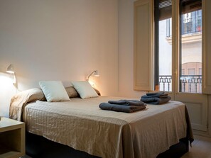 3 bedrooms, bed sheets - Charming apartment in historic center - guests (Torredembarra)
