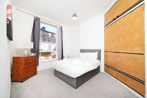 1 dormitorio, escritorio, tabla de planchar con plancha y wifi