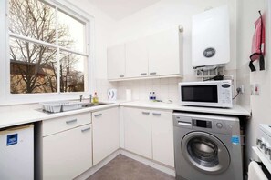 Frigorífico, microondas, horno y placa de cocina