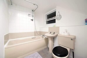 Ducha, secador de pelo y toallas