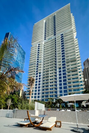 Front of property - Elite 2BR at La Vie with sea view (Dubai)