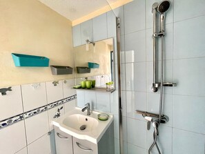 Bathroom - Holiday home with heated pool 800m from the beach (Brem)