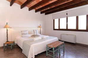 4 slaapkamers, een strijkplank/strijkijzer, gratis wifi, beddengoed