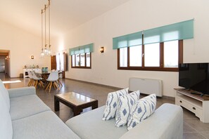 TV - Villa Caluix with A/C, internet and swimming pool (Sineu)