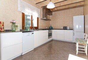 Een koelkast, een microgolfoven, een oven, een vaatwasser