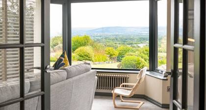 Penyrorsedd : Modern 3‑Bed Cottage with Snowdonia Views in Star | Managed by Anglesey Holiday Lettin