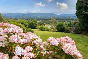Property grounds - Penyrorsedd : Modern 3‑Bed Cottage with Snowdonia Views in Star | Managed by Anglesey Holiday Lettin (Star)