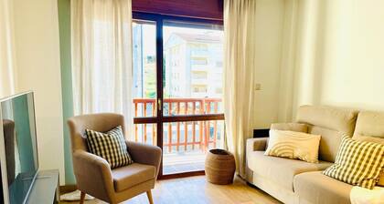 Apartamento con Piscina y Garaje en Zona Tranquila de Jaca