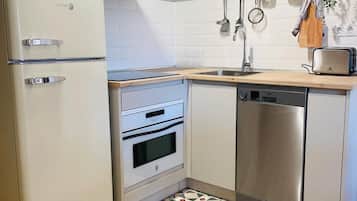Mikrowelle, Ofen, Wasserkocher mit Kaffee-/Teezubehör, Toaster