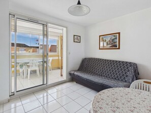 TV - 2-room apartment with pool and parking (Marseillan-Plage)