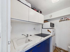 Fridge, microwave, stovetop