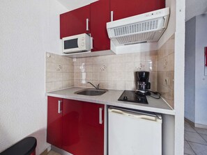 Kühlschrank, Mikrowelle, Herdplatte, Wasserkocher mit Kaffee-/Teezubehör