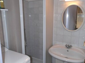 Bathroom - Studio loft with loggia, sleeps 4, private parking (Le Grau d'Agde)