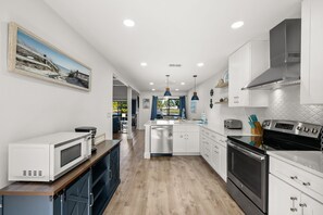 Køleskab, mikrobølgeovn, ovn, kogeplade