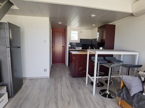 Kühlschrank, Mikrowelle, Ofen, Wasserkocher mit Kaffee-/Teezubehör