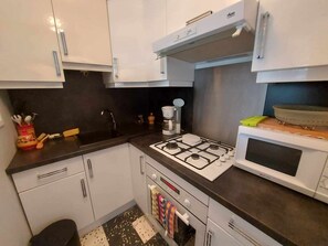 Een koelkast, een microgolfoven, een oven, een kookplaat