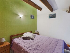 Room - Spacious Studio Cabin Mezzanine, 4-6 Sleeps, Balcony, Private Parking, Pool Access (Marseillan-Plage)