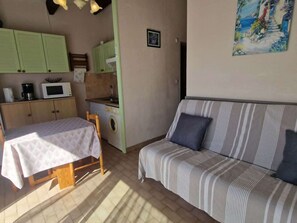 Living area - Air-Conditioned Studio Cabin with Terrace & Pool Access in Grau d'Agde (Le Grau d'Agde)
